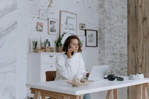 Freelancer trabajando en laptop ofreciendo los mejores servicios para revender