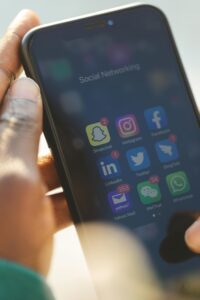 Servicios digitales para ganar dinero revendiendo.